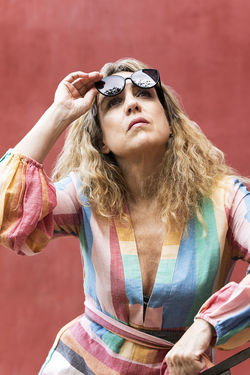 PORTRAIT OF WOMAN WITH SUNGLASSES