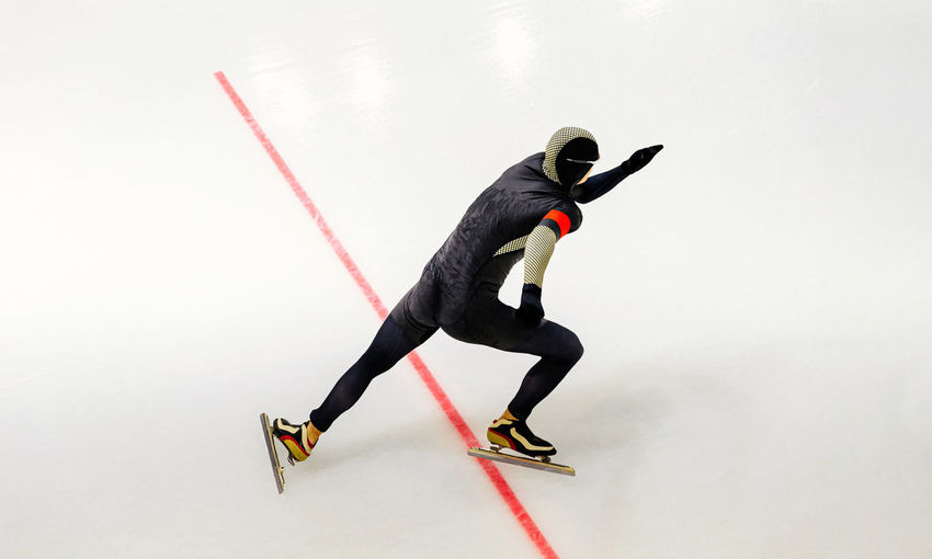 Man speed skater athlete start from red starting line
