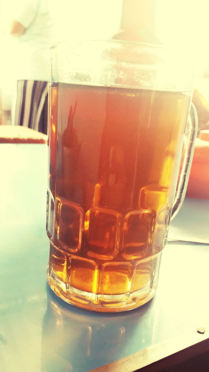 CLOSE-UP OF BEER IN GLASS