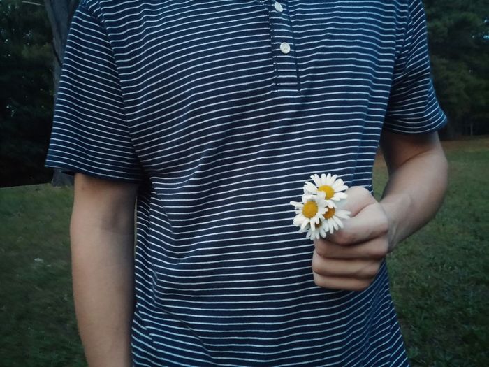 Man holding daisies