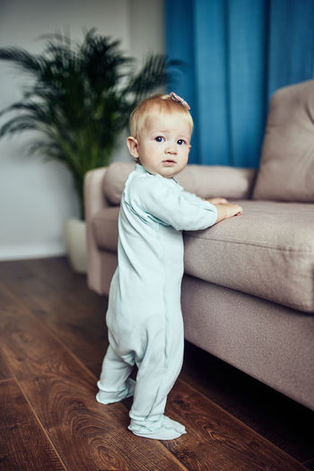 The first steps of the child at the sofa.