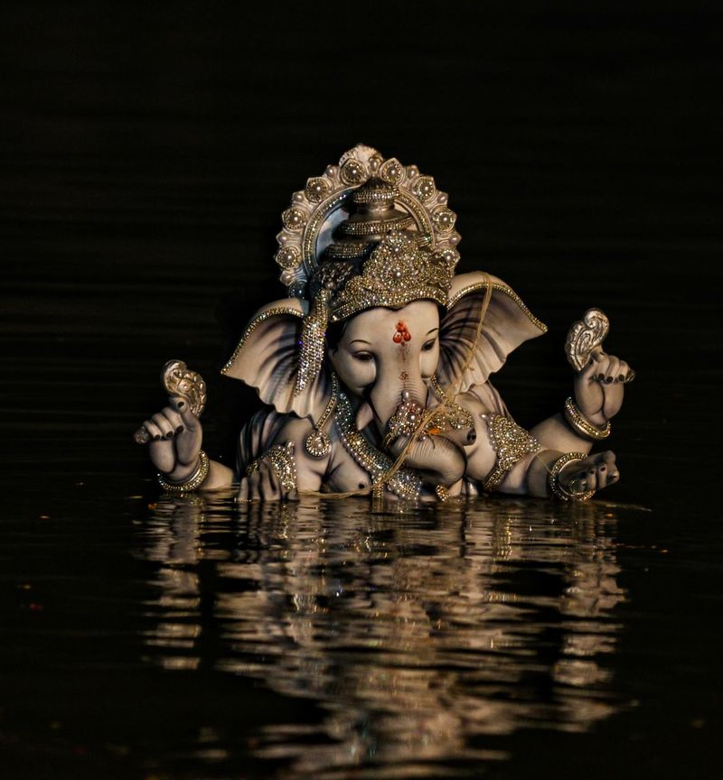 Ganesha statue in lake | ID: 129588153