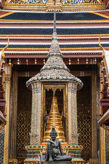 Beautiful elegant artisan golden pagoda bangkok grand palace - wat phra kaew - emerald buddha temple