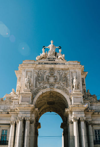 Augusta street triumphal arch in the commerce square, lisbon, portugal - tilt shift effect